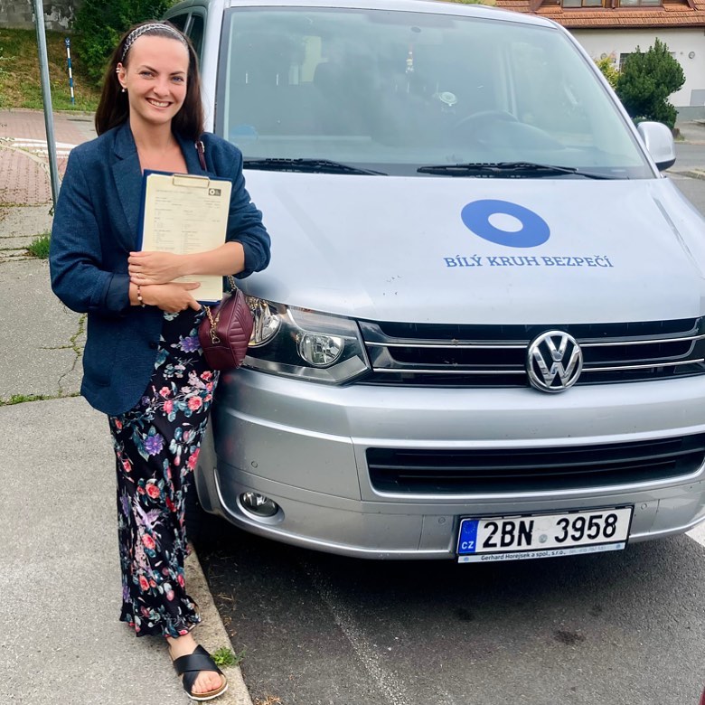 Dagmar Hájková u vozidla mobilní poradny Bílého kruhu bezpečí.