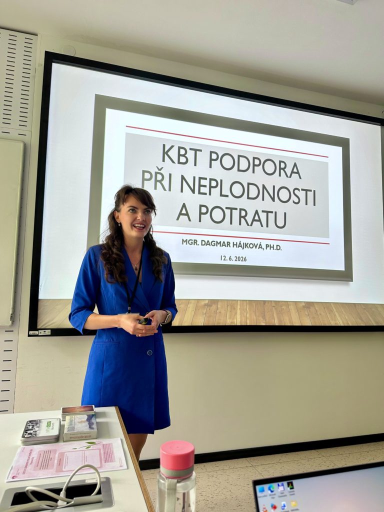 Dagmar Hájková při přednášce o KBT podpoře při neplodnosti a potratu na 14. konferenci KBT.