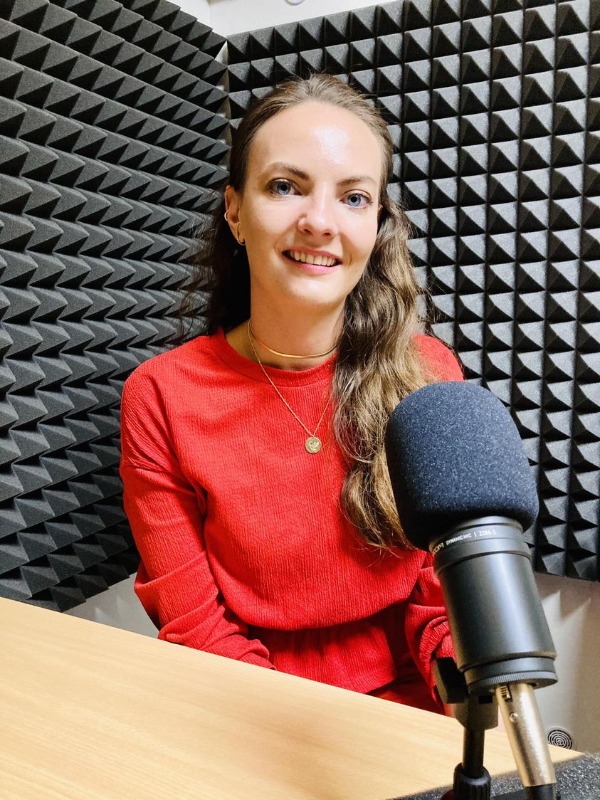 Dagmar Hájková u mikrofonu v podcastovém studiu.